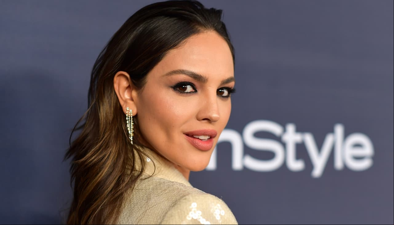 Eiza González publicó una foto con los Avengers y nos preguntamos si formará parte del MCU