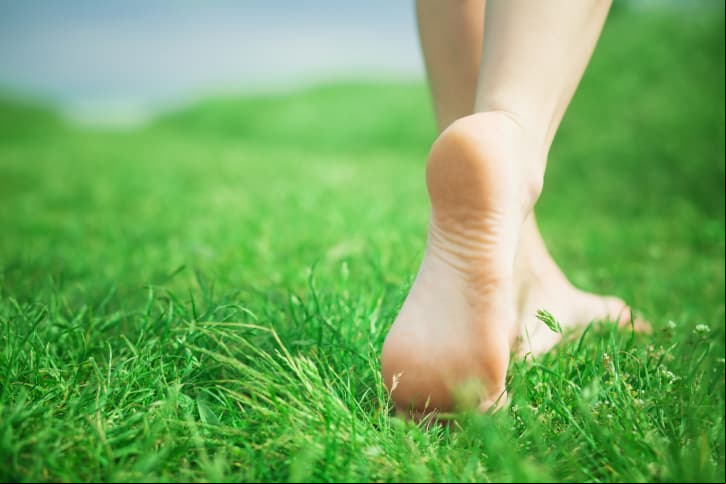 5 sencillas acciones que puedes hacer todos los días para tener pies saludables (y felices)