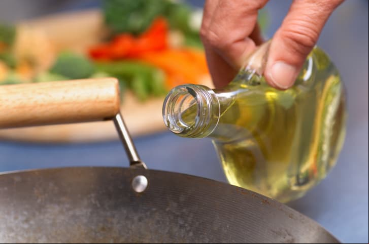 Aceite de cártamo para estimular la ovulación y la fertilidad  