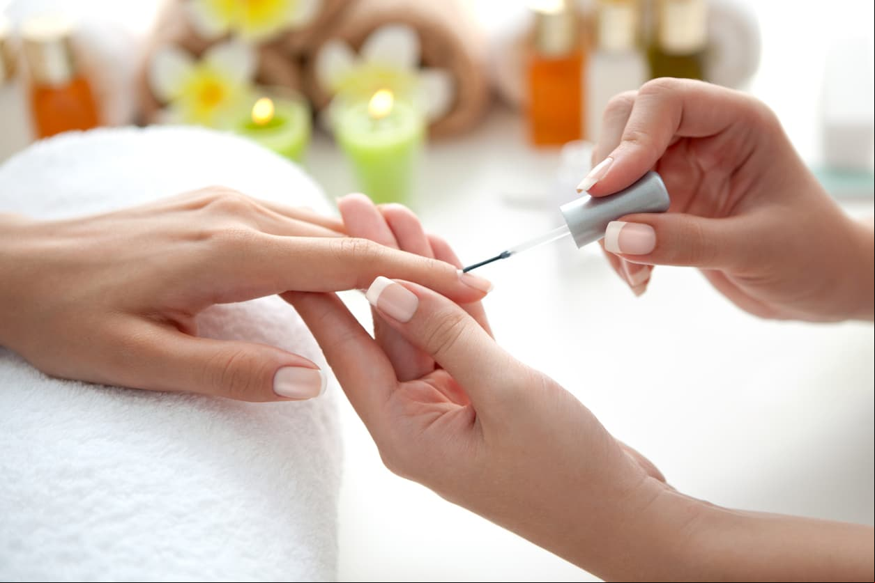 La próxima vez que te hagas las uñas, será mejor que las dejes secar al natural por tu propio bien