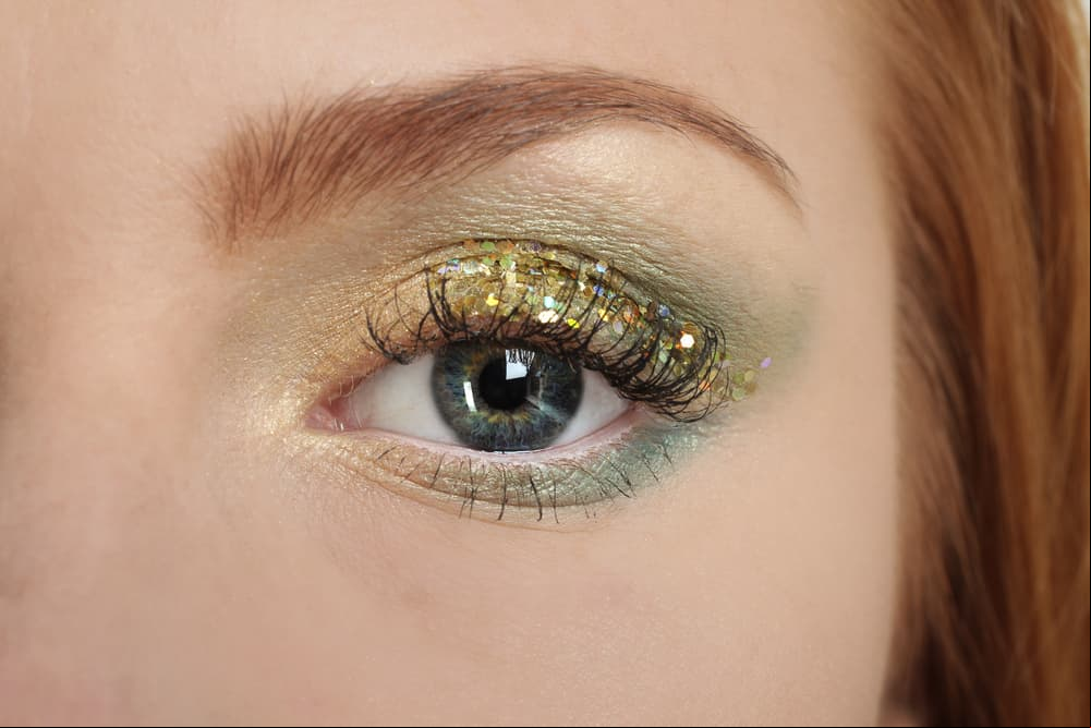 Cómo lucir unas pestañas increíbles y otros tips ingeniosos de maquillaje que simplificarán tu vida