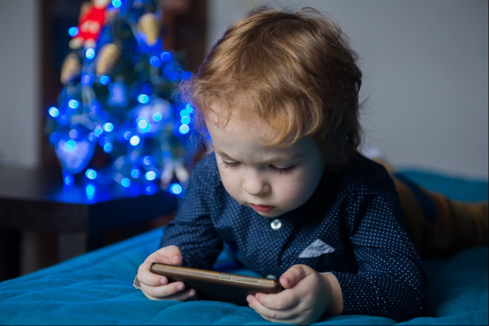 ¿Tu hijo no puede dormir? Tal vez deberías evitar esto por la noche