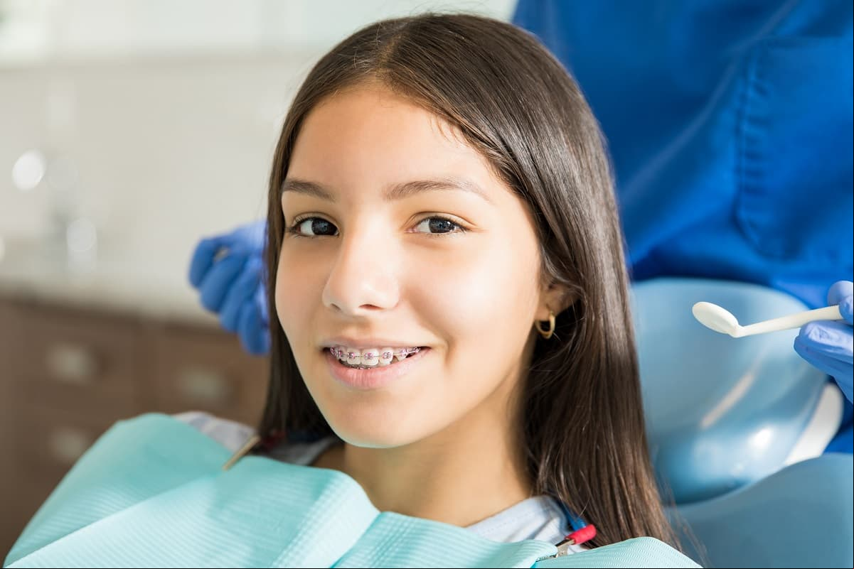5 hábitos que pueden provocar que tus dientes se enchuequen después de usar brackets