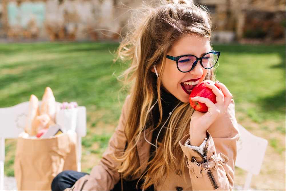 Prueba blanquear tus dientes con estos 7 productos que puedes encontrar en tu hogar