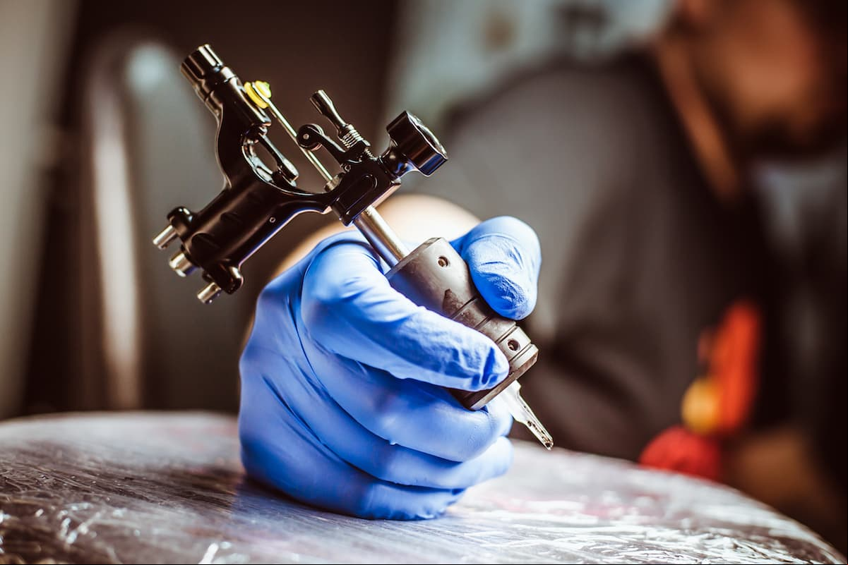 Tatuajes en las orejas que son tan hermosos que lucen mejor que unos aretes