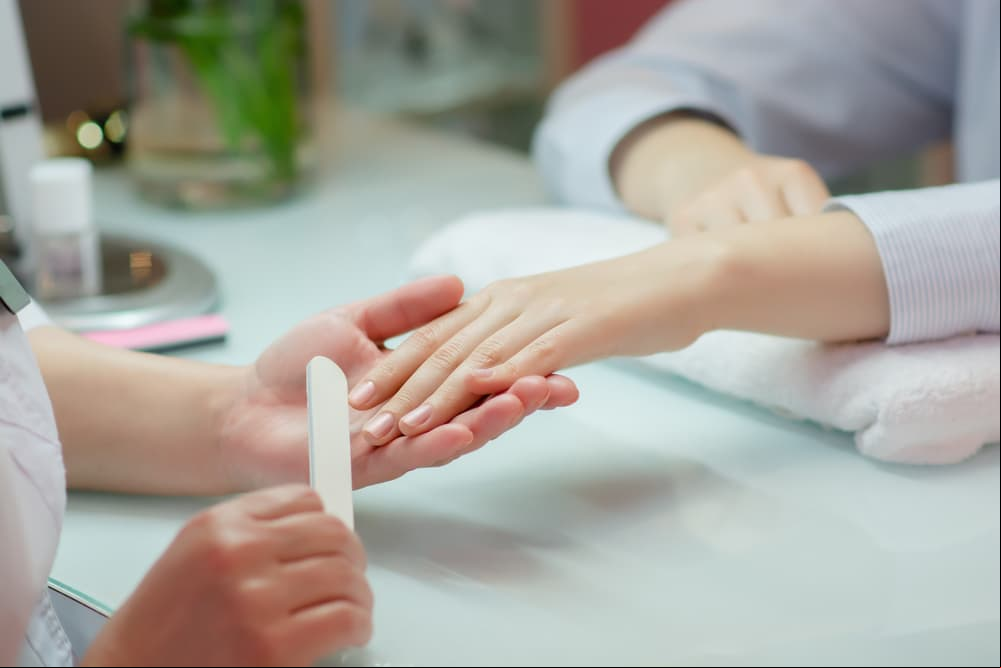 Si no te gustan las uñas largas, estos 10 diseños divertidos y discretos te encantarán